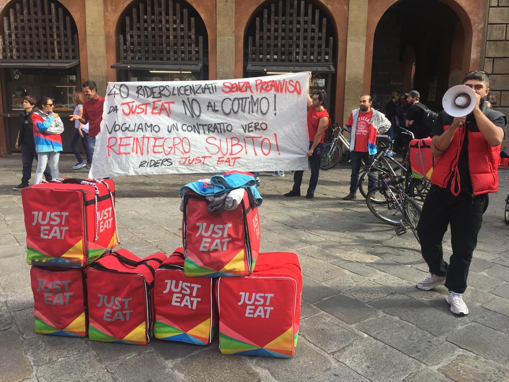 Riders, in quaranta licenziati  senza preavviso da Just eat