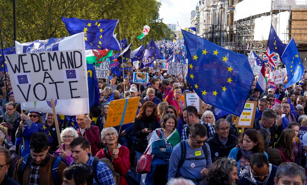 I Comuni per il rinvio. Un milione in corteo per rivotare