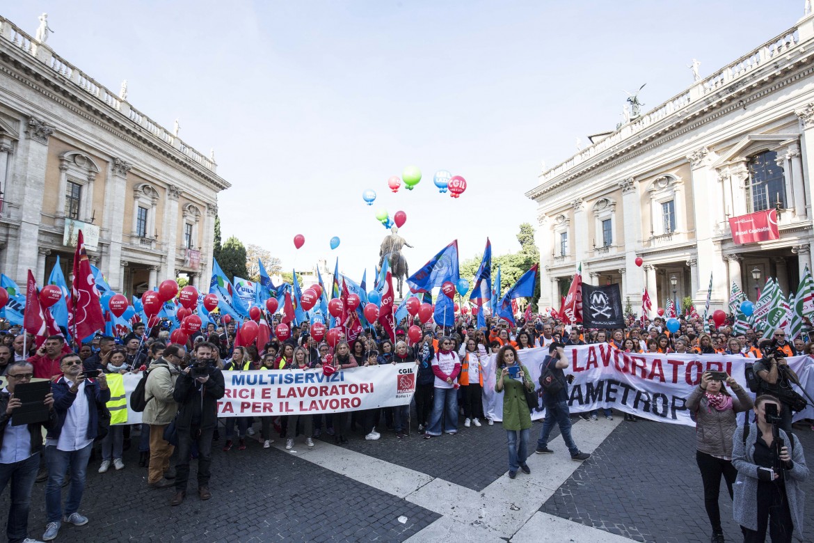 Roma, si fermano le municipalizzate. Raggi incassa e sfotte