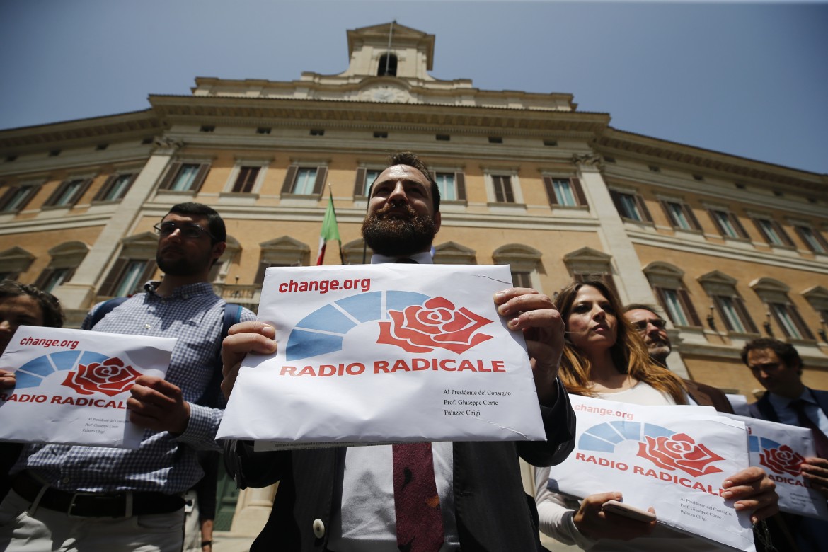 Radio Radicale, il M5S aizza i social. Accordo col Pd: «Nuova gara»