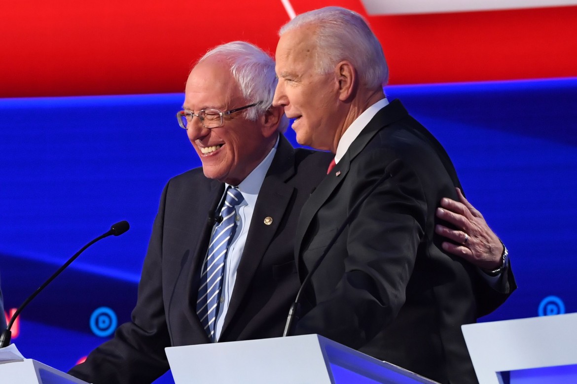 Warren timida sulle tasse. E Sanders scoppia di salute