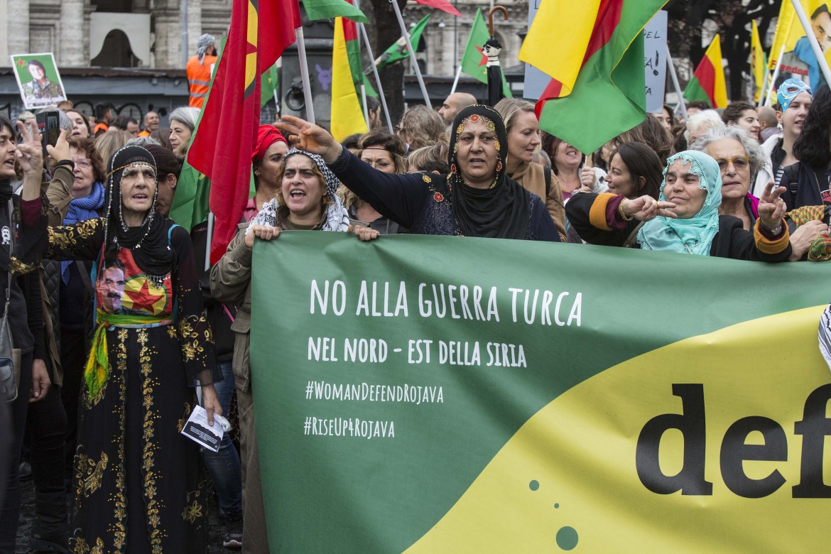 Da Roma un ponte con il Rojava, 20mila in marcia con i curdi