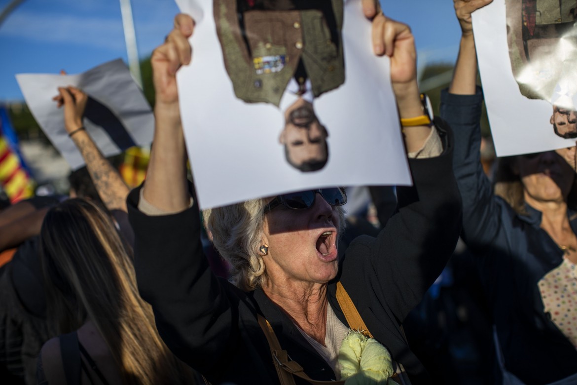 La rabbia di Barcellona contro il re Felipe VI