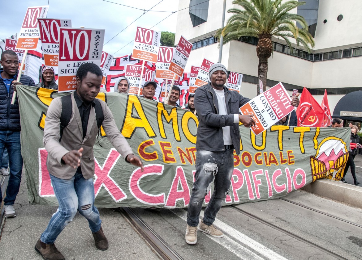 «La sicurezza è un’altra cosa». In migliaia contro le leggi Salvini