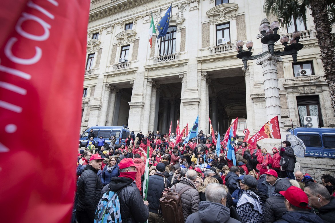 Pulizie nelle scuole: internalizzare sì, ma senza esuberi