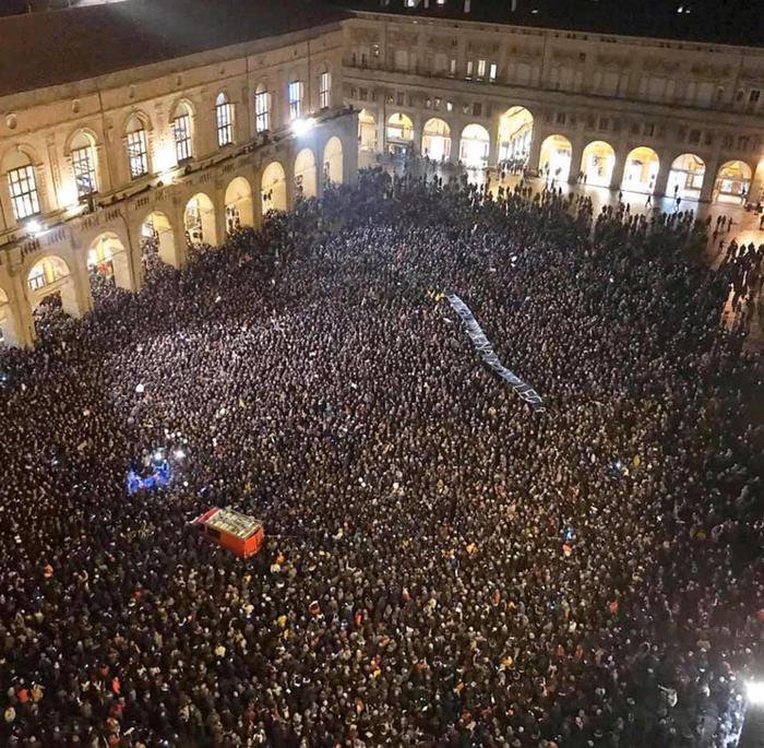 «Quindicimila sardine contro la rassegnazione»