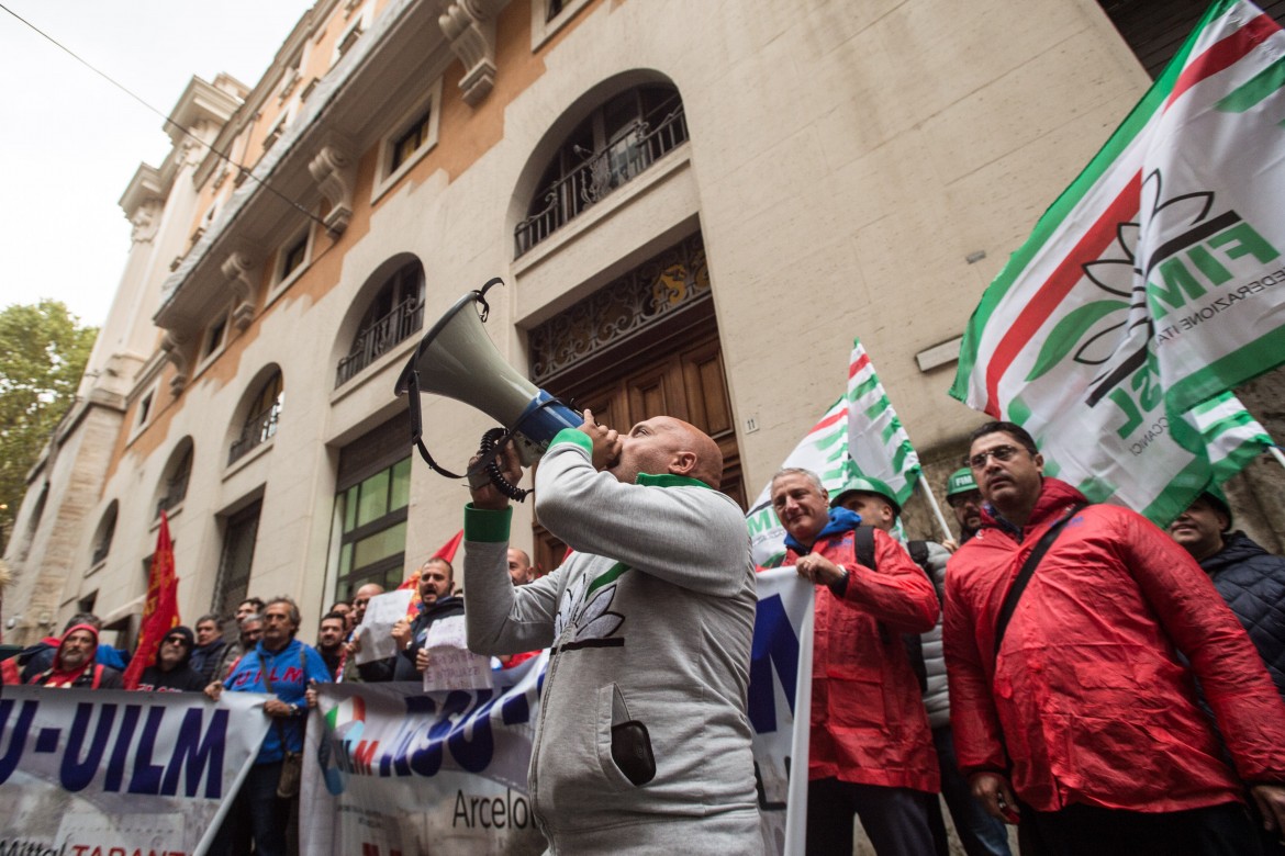 Tavoli di crisi bloccati, sindacati contro Giorgetti