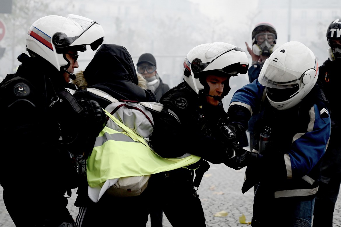 Un anno di gilet gialli: meno manifestanti, stessa rabbia