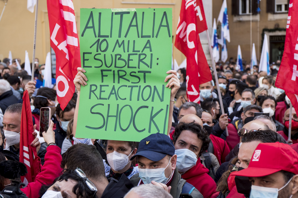 Alitalia dimezzata, c’è l’accordo fra Ue e governo Draghi