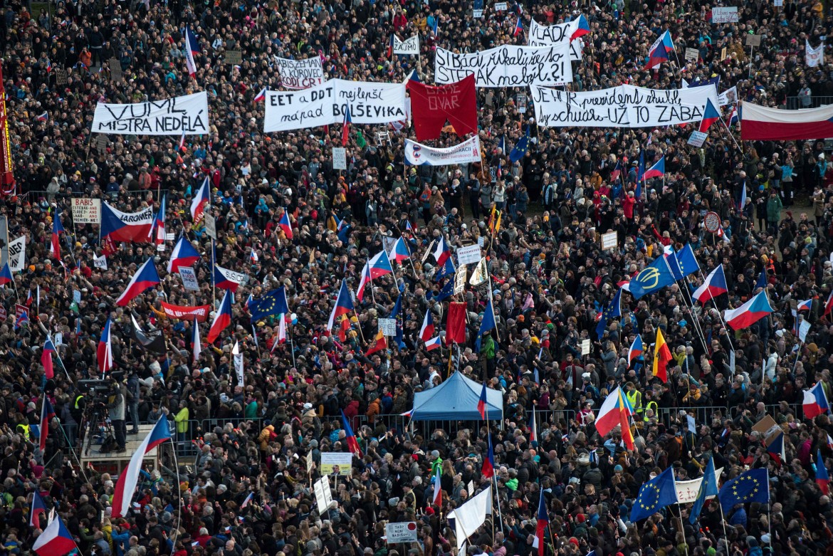 Praga, la generazione di velluto in piazza contro Babiš