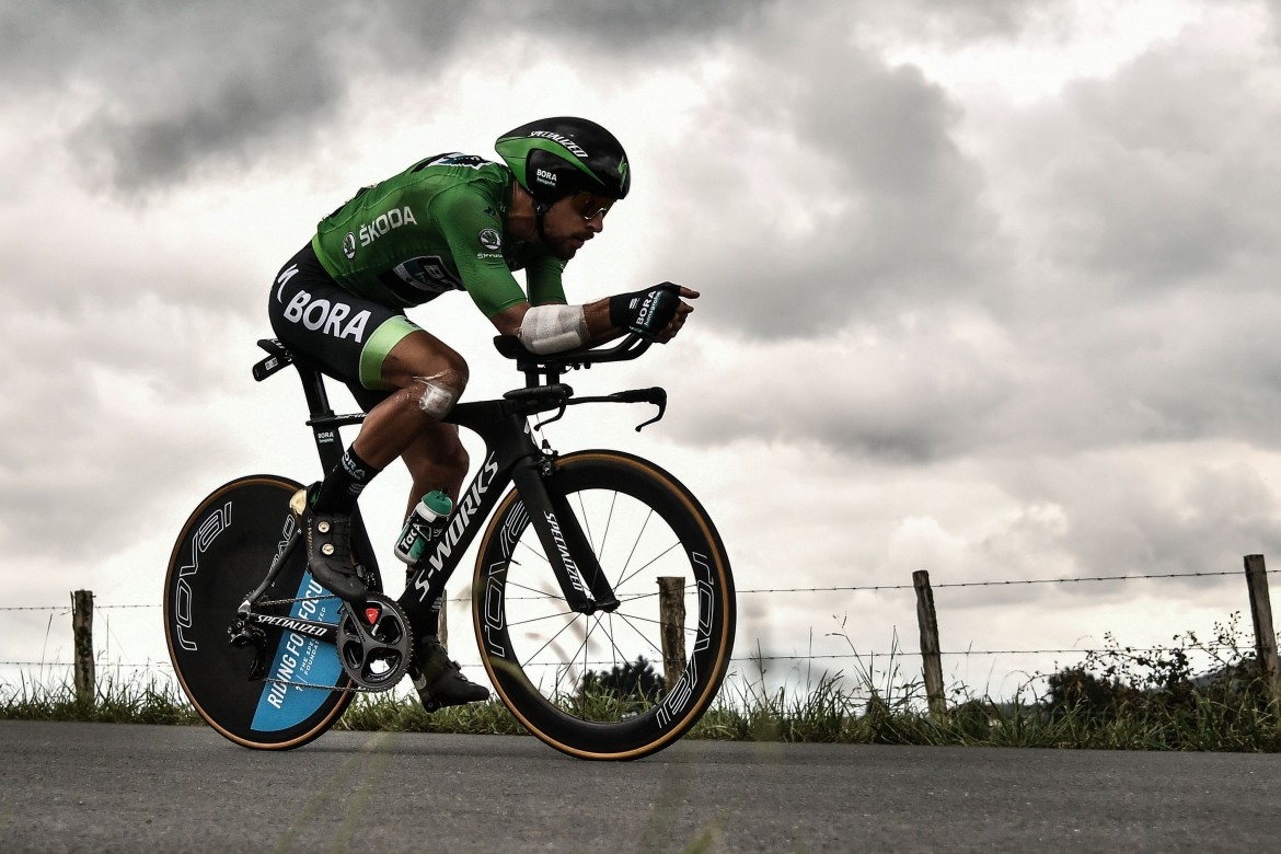 Strada in salita per il ciclismo pop