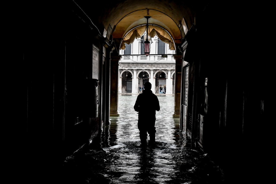 Venezia: in piazza dopo la mareggiata per dire no al Mose