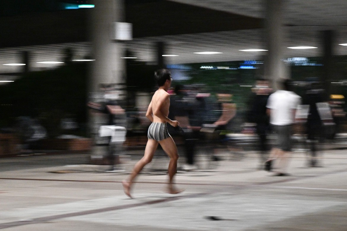 Hong Kong, battaglia all’università. In forse le elezioni locali