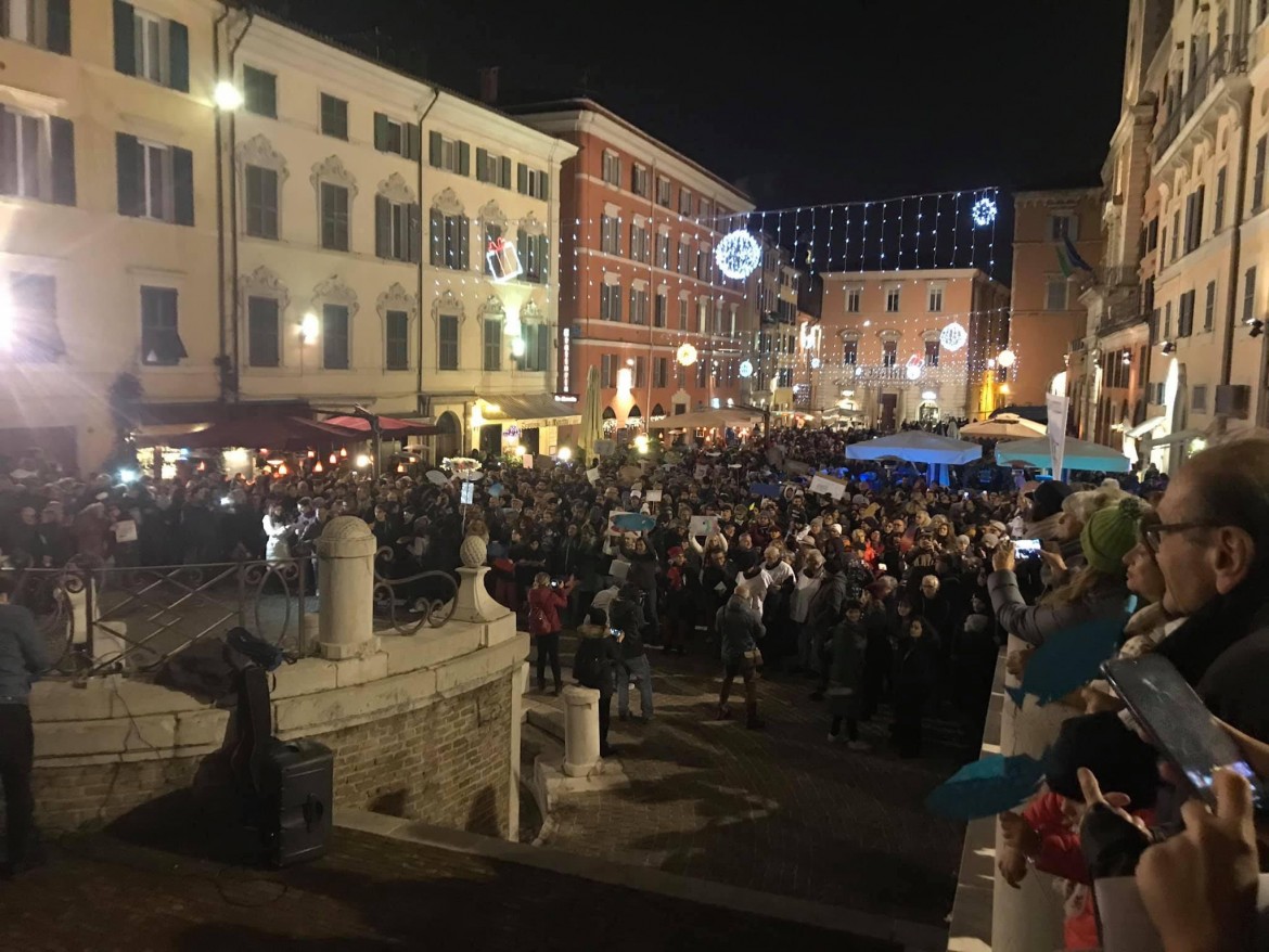 Tremila Sardine circondano  il comizio di Giorgia Meloni