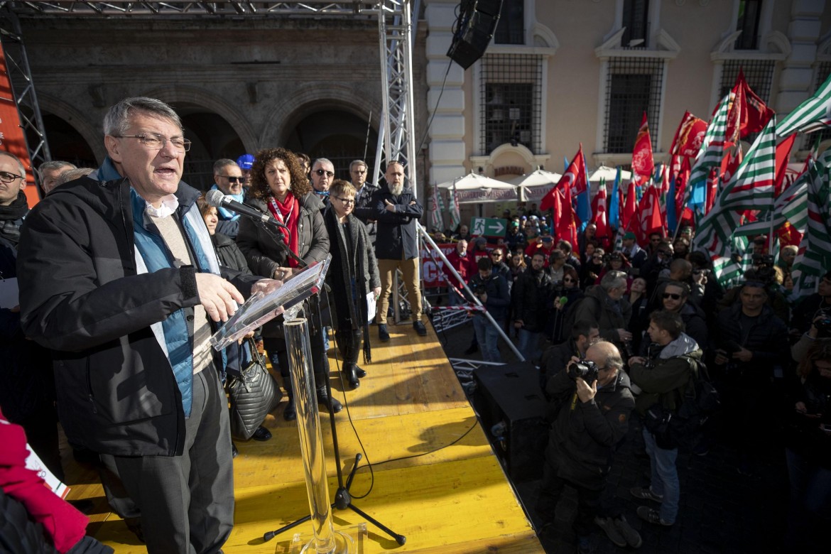 Il lavoro in crisi torna in piazza: «Zero esuberi e subito fatti»