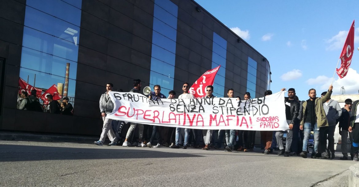 «Solidarietà a chi sciopera», due ragazze multate a Prato