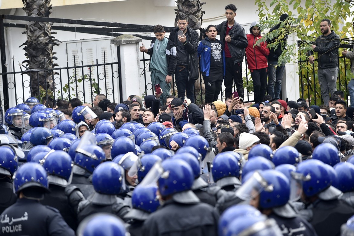 In Algeria bruciano le urne: «Prima se ne vadano via tutti»