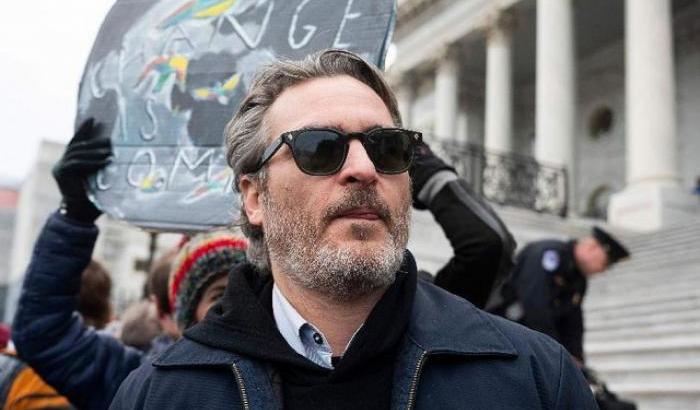 Joaquin Phoenix e Martin Sheen arrestati a una manifestazione per il clima