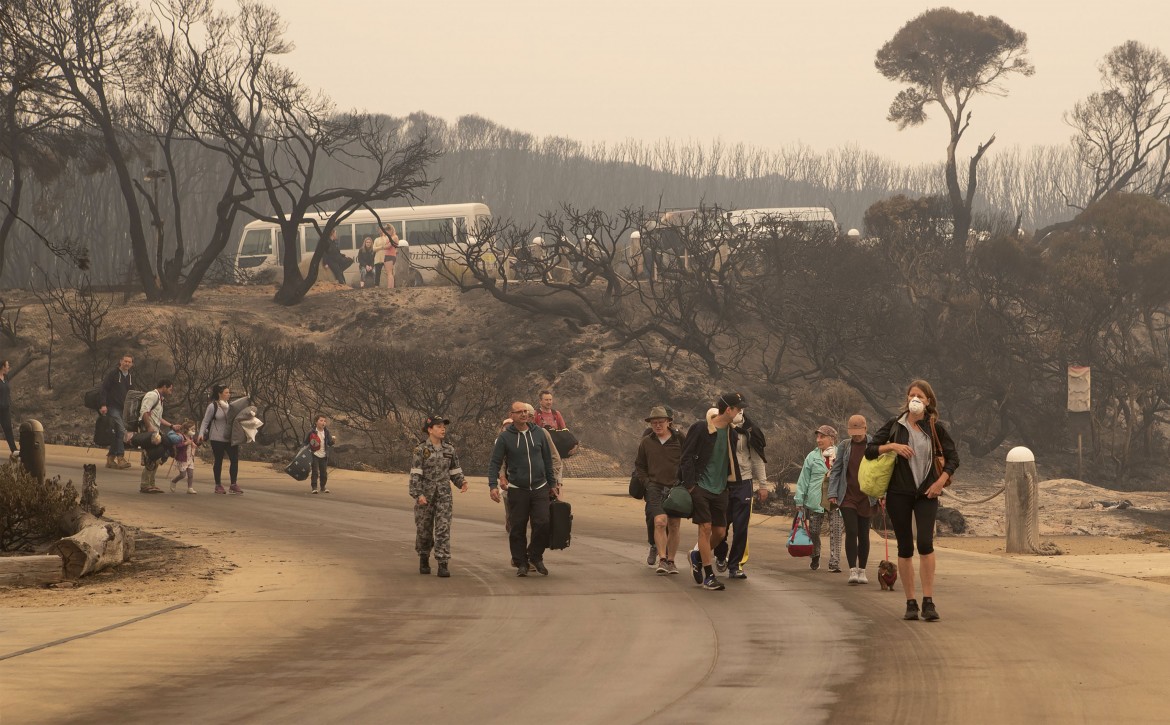 Australia, bruciano anche le spiagge. Canberra assediata dal fuoco