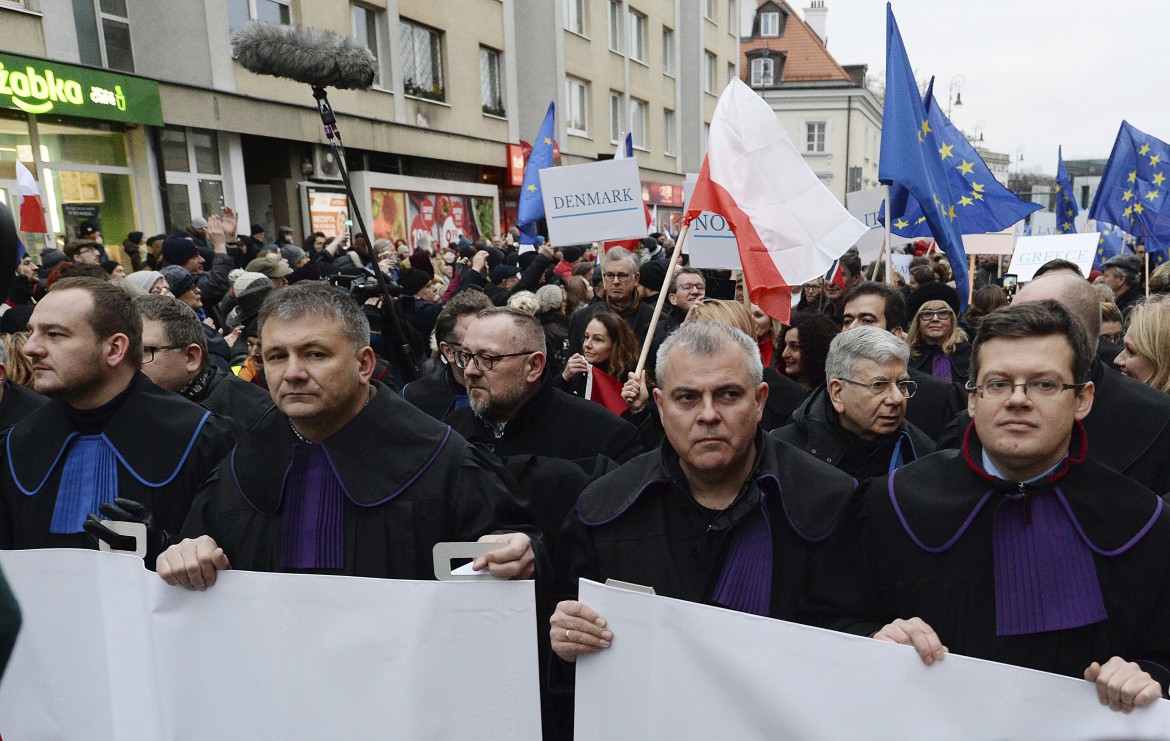 A Varsavia mille toghe per corti libere