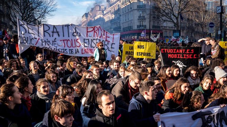 La polizia «imbarazza» Macron