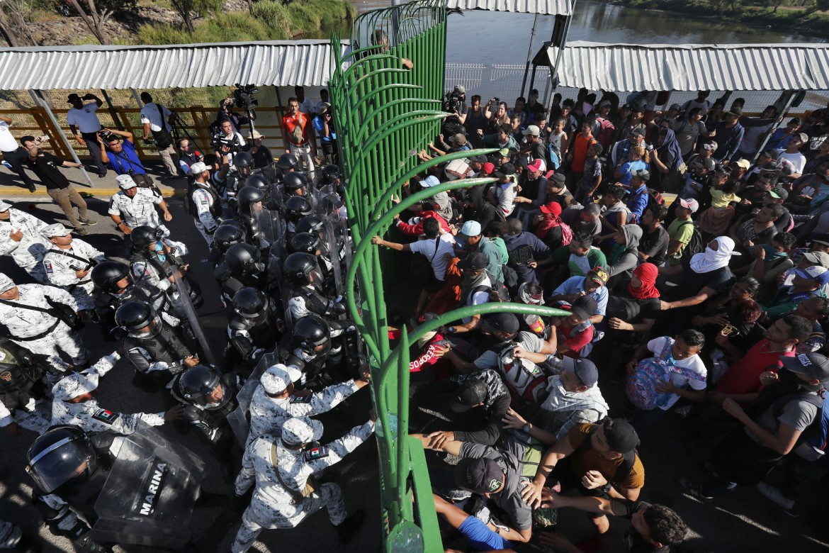 Carovana migrante bloccata dalla polizia tra Messico e Guatemale