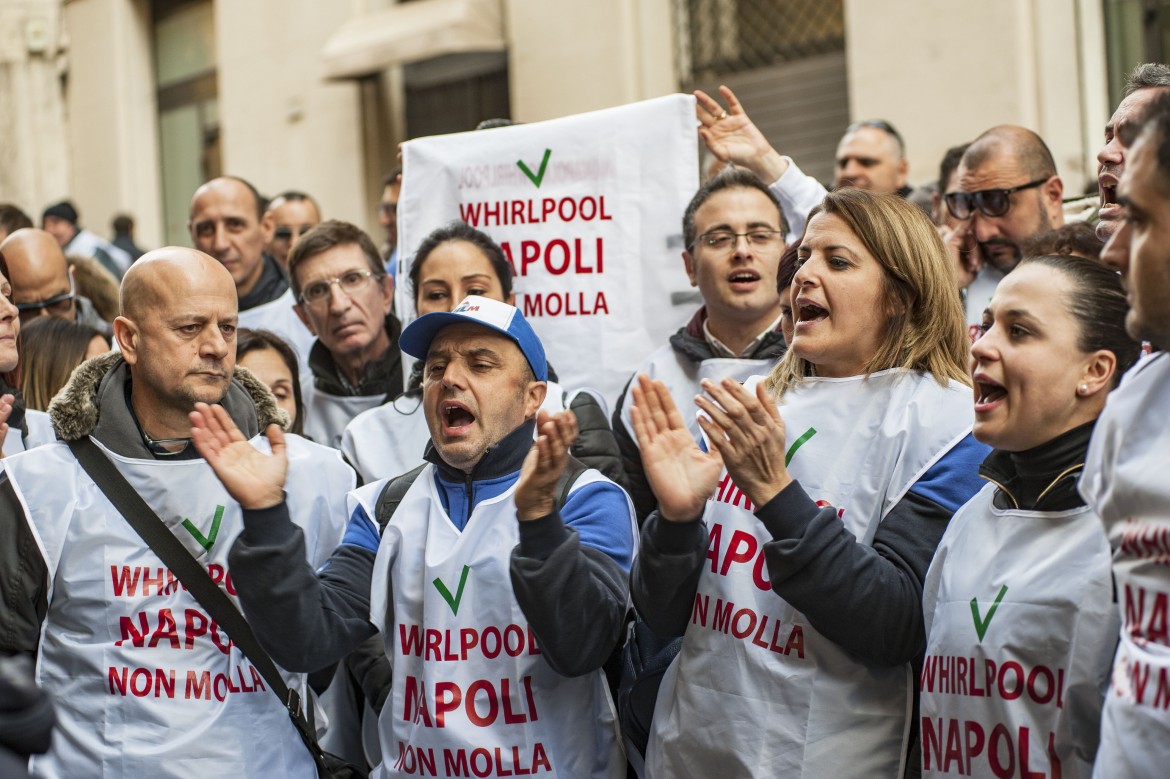 Whirlpool a Napoli vuol risparmiare perfino usando la cassa Covid