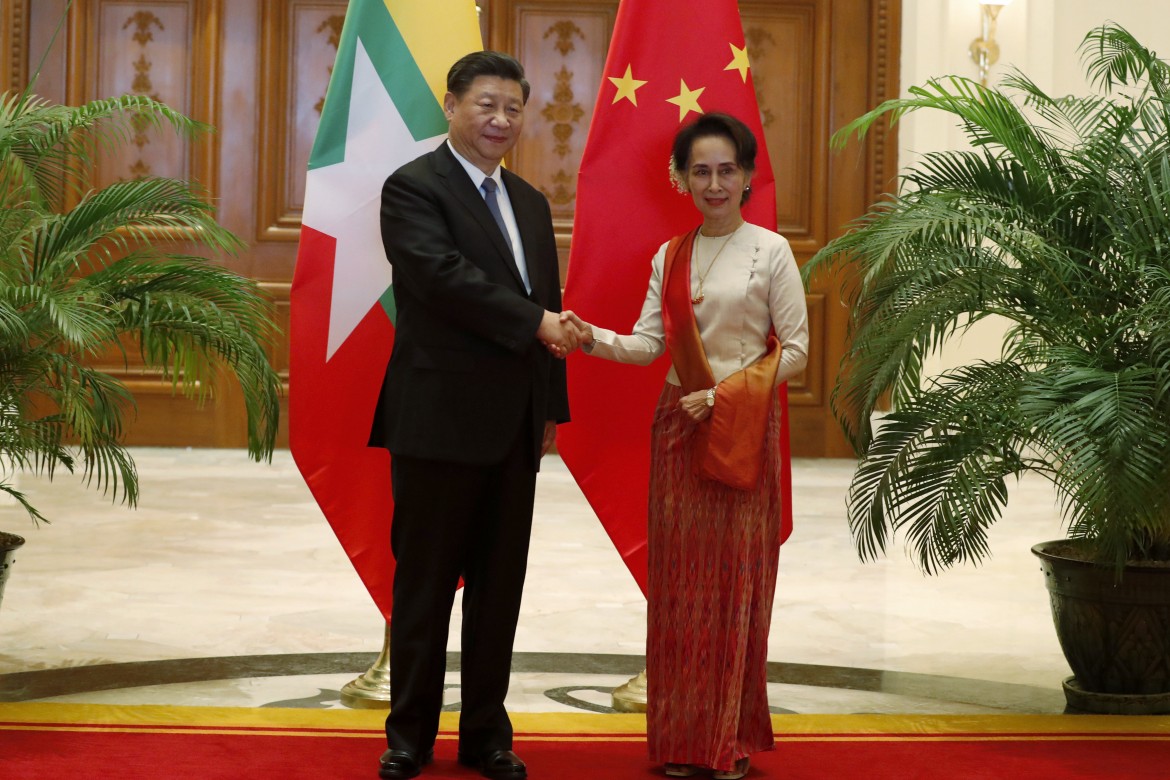 Xi Jinping in Myanmar. Accordi per 1,3 miliardi