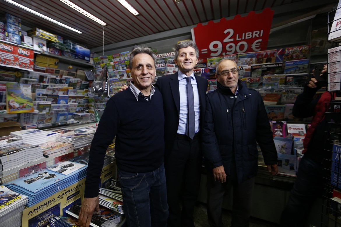 Il sottosegretario all'Editoria Andrea Martella alla notte delle edicole di Roma foto LaPresse