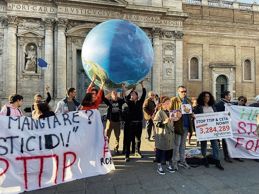 Un «carrello di veleni» contro il Ttip che uccide l’agricoltura