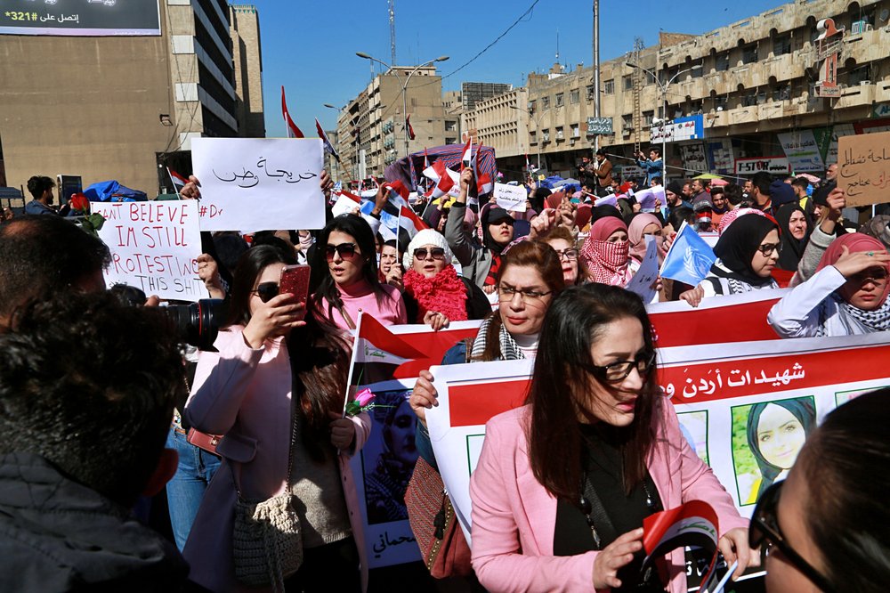 Sadr tuona contro le piazze miste. Le donne rispondono riempiendole