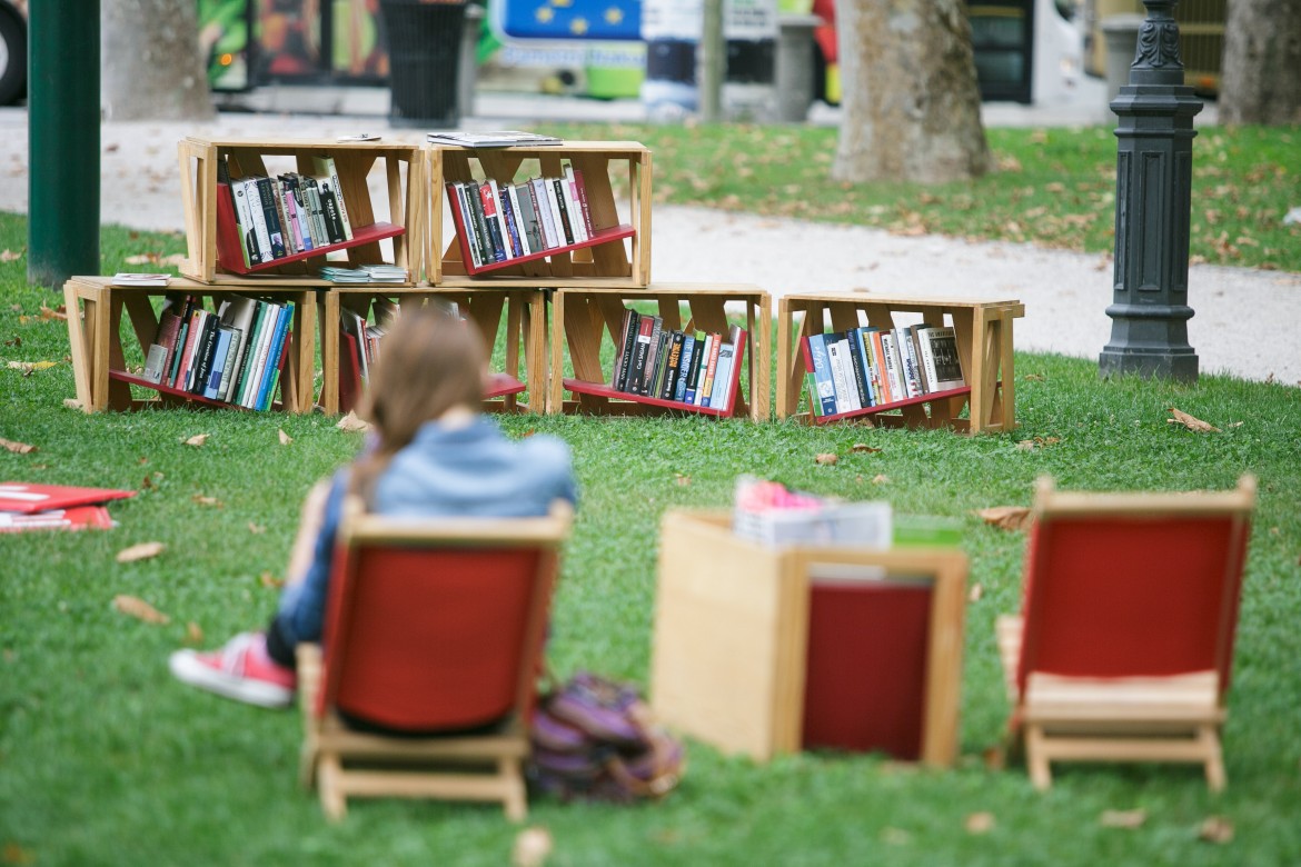 Slovenia, libreria sotto gli alberi a Lubiana, foto LaPresse