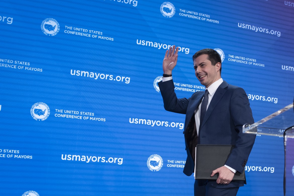 Buttigieg molla e il partito si stringe intorno a Biden per il Super Tuesday