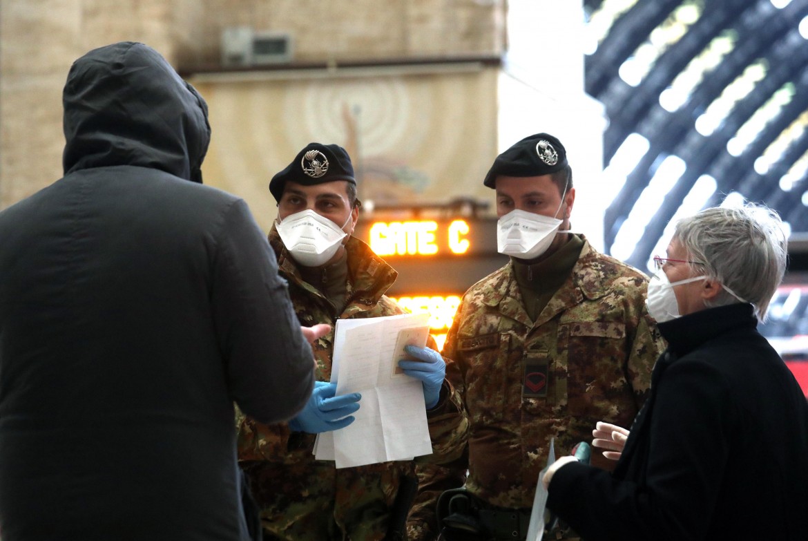 Tamponi e tracciabilità, la Lombardia cambia strategia