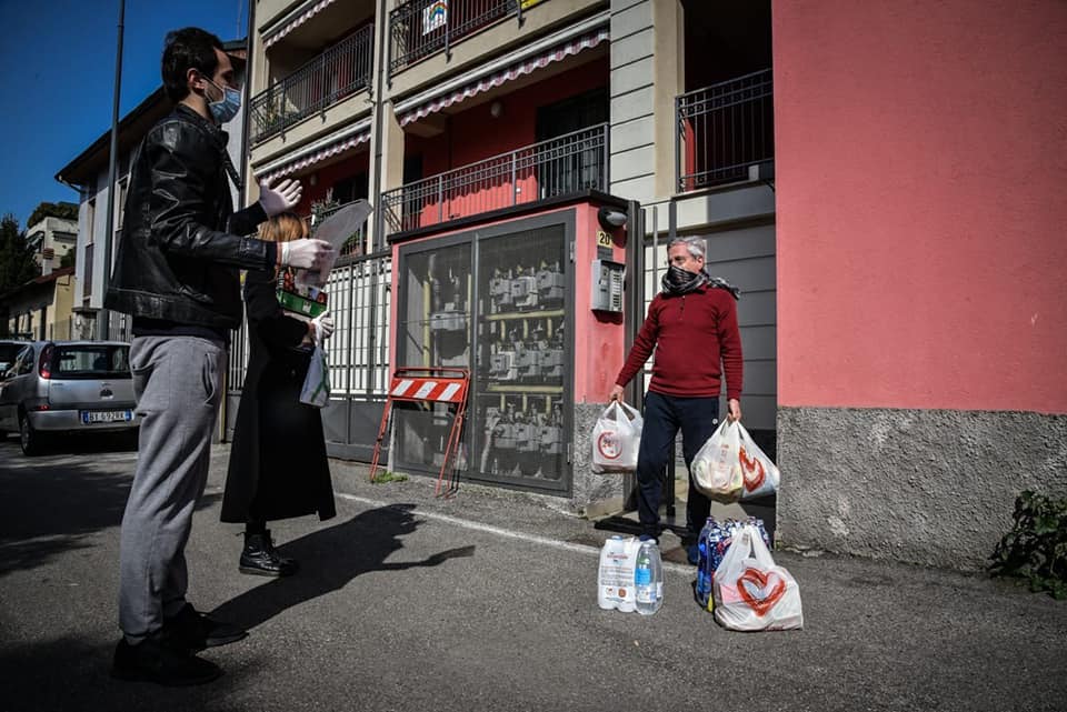 Cibo, medicine, aiuti: la solidarietà auto-organizzata