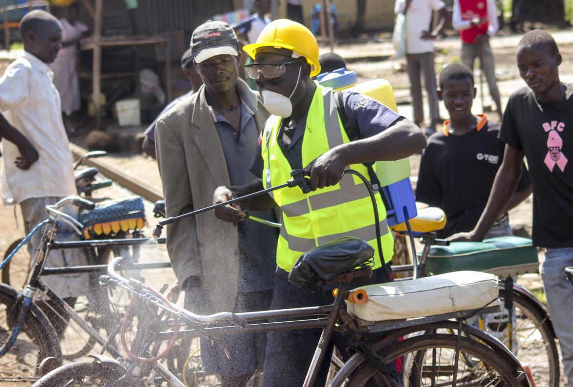 Kenya, file ai supermercati: la polizia spara sulla folla