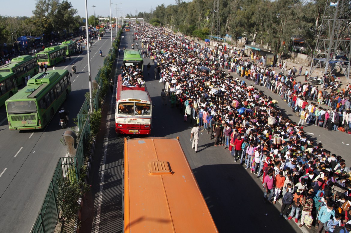 India, dopo il lockdown migliaia di poveri sono alla deriva