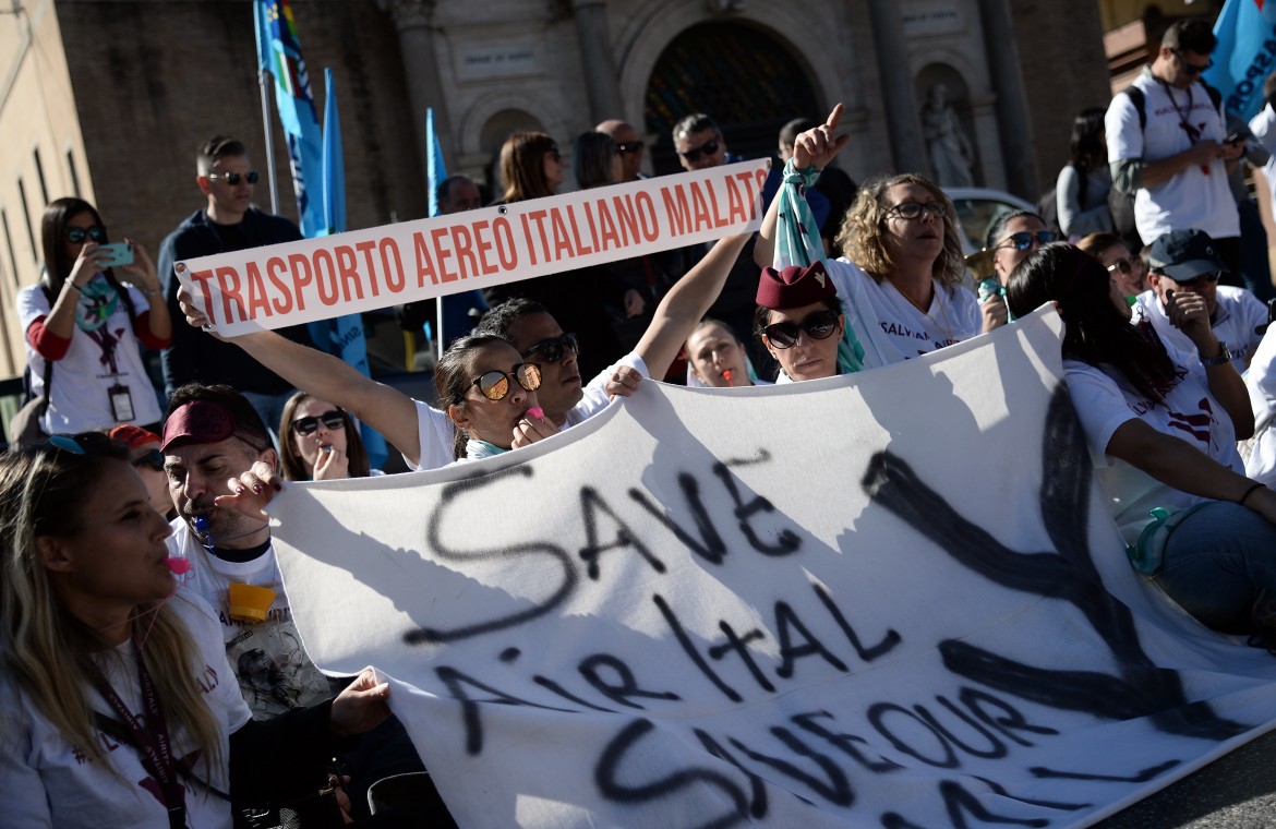 Le vertenze non vanno in ferie: Air Italy (ri)licenzia, alla Sicor sciopero a oltranza