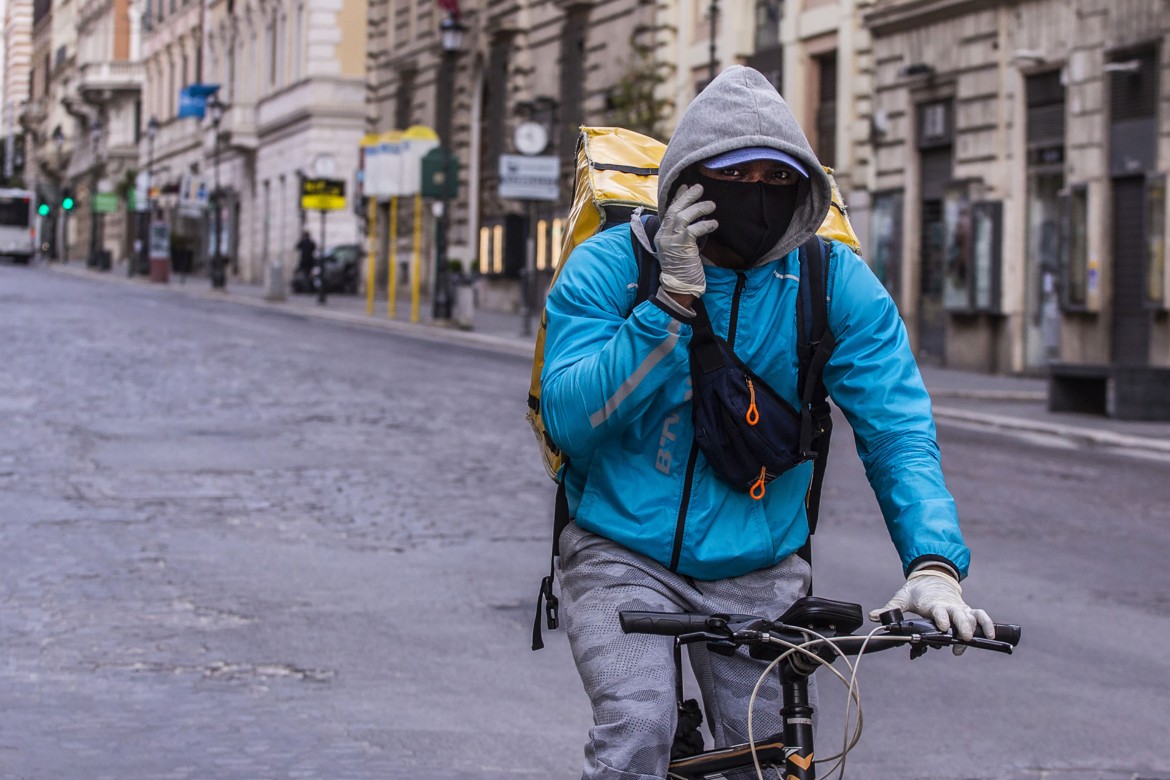 Io mangio da solo, il cibo a domicilio sulla pelle dei riders