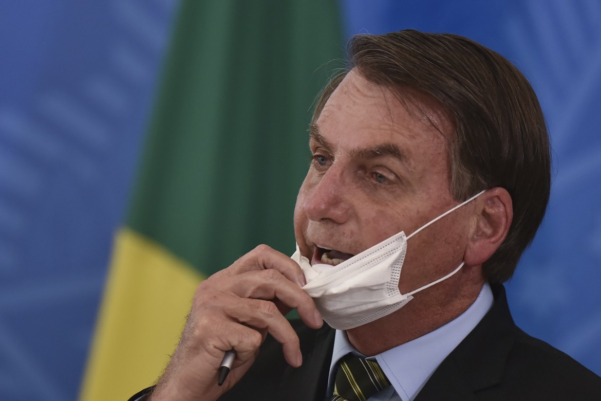 Anche i balconi d’Italia gridano «Fora Bolsonaro»