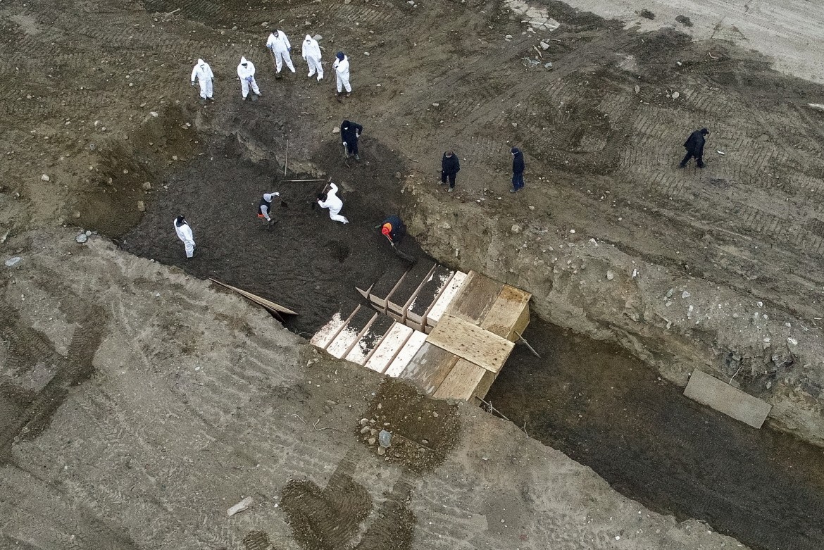 L’isola-cimitero di New York, dove i poveri sono seppelliti dai detenuti