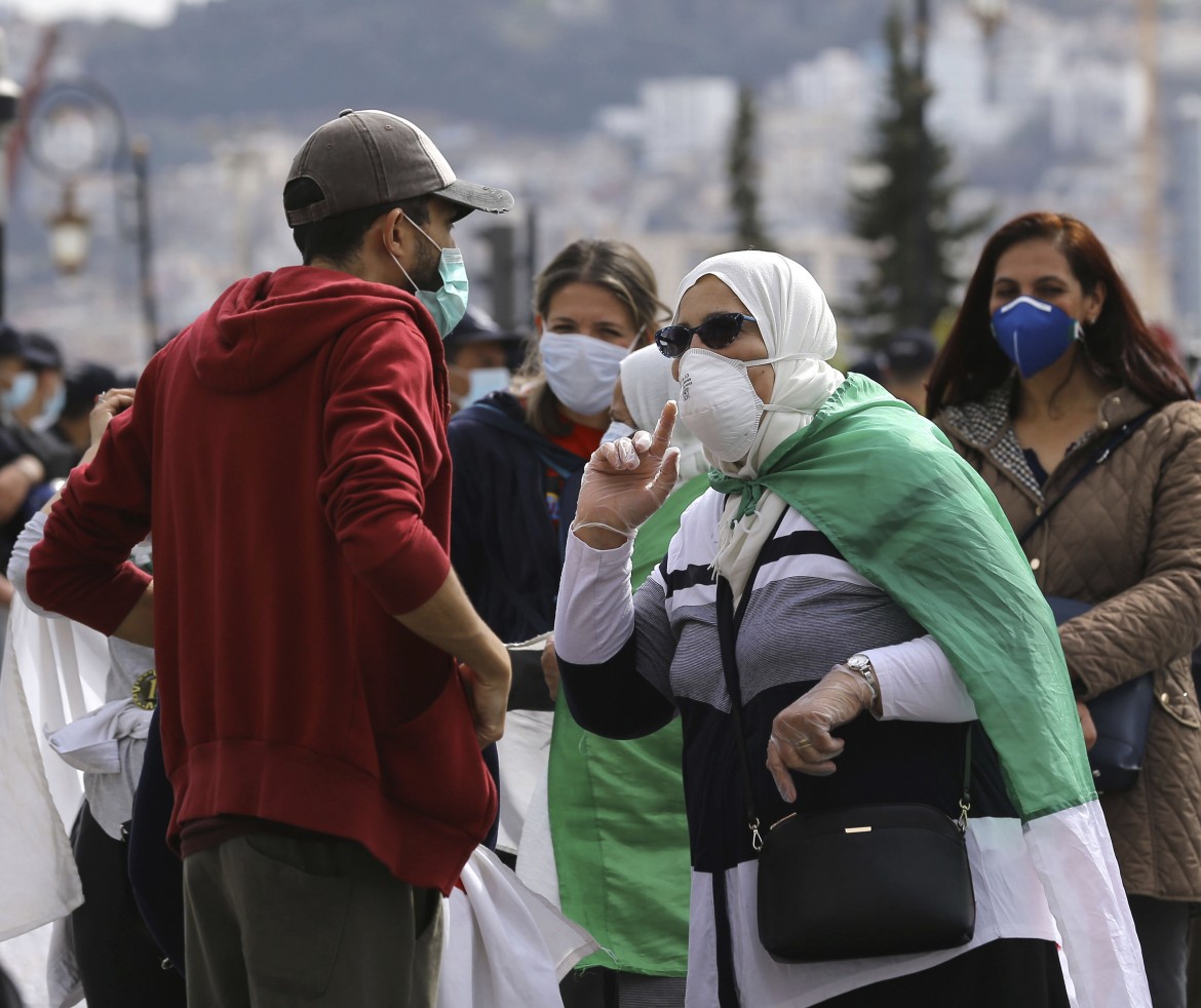 In Algeria la protesta si sposta sui social. Anche la repressione