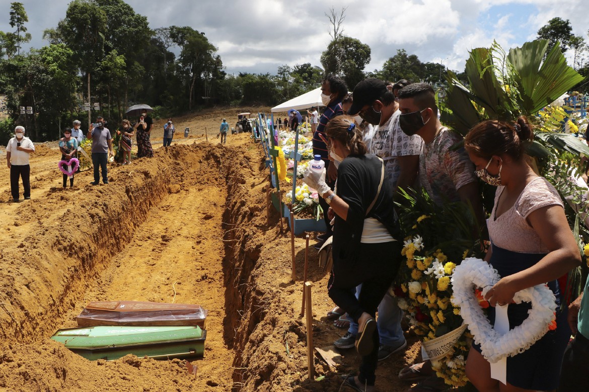 Gli indigeni brasiliani stretti nella morsa, tra virus e trafficanti