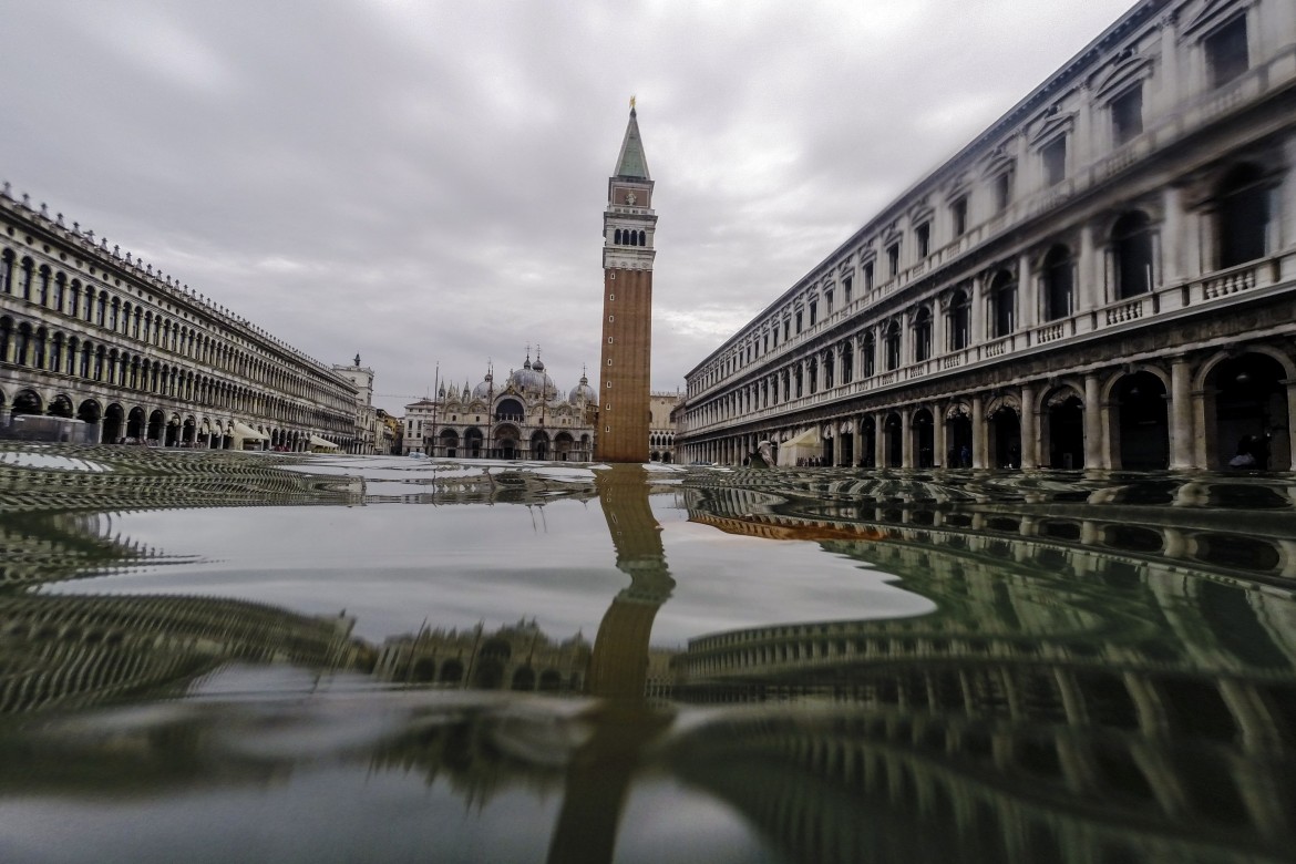 Piazza san Marco durante l'acqua alta del novembre 2019, foto Ap