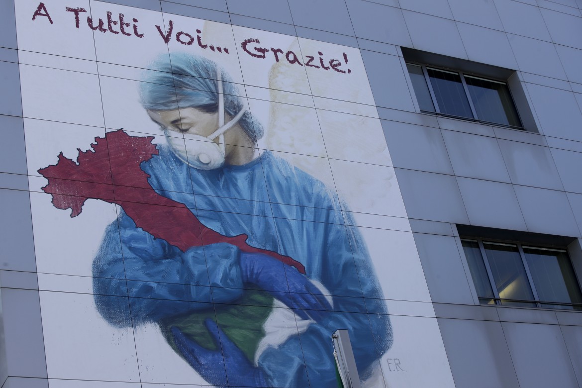 Il murale di Franco Rivolli all'ospedale di Bergamo, foto Ap