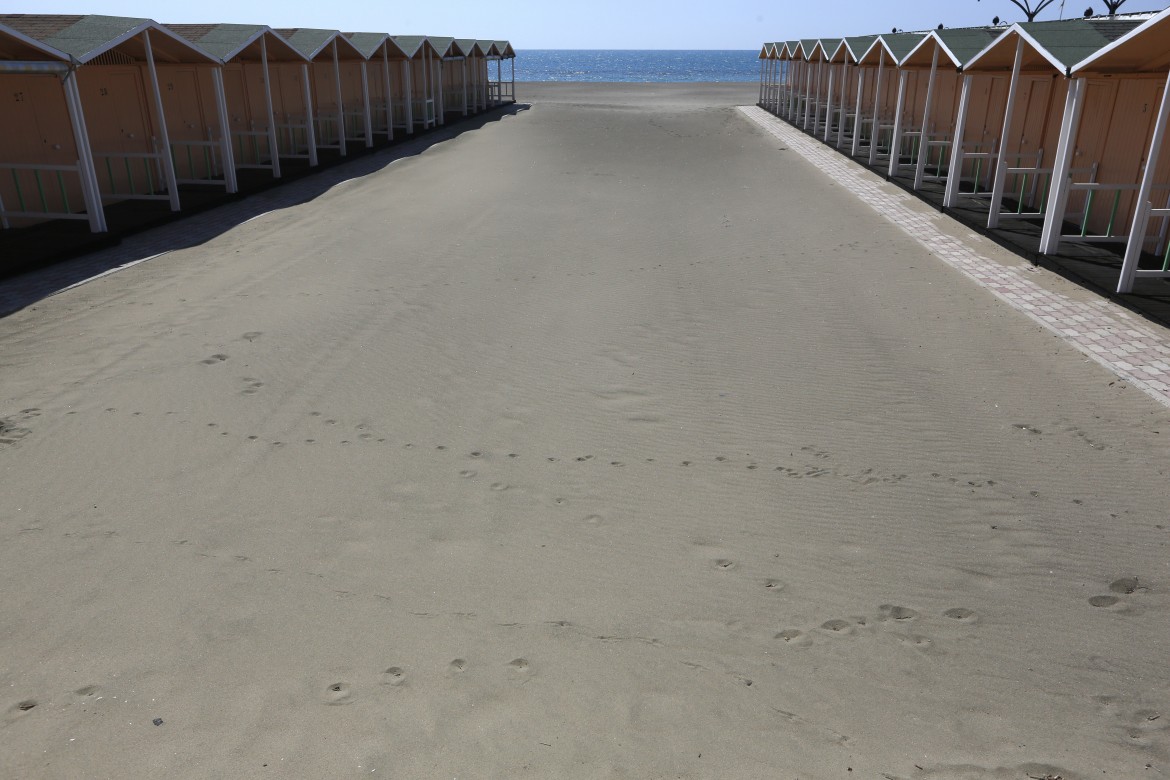 Una spiaggia di Ostia a Roma, foto Ap