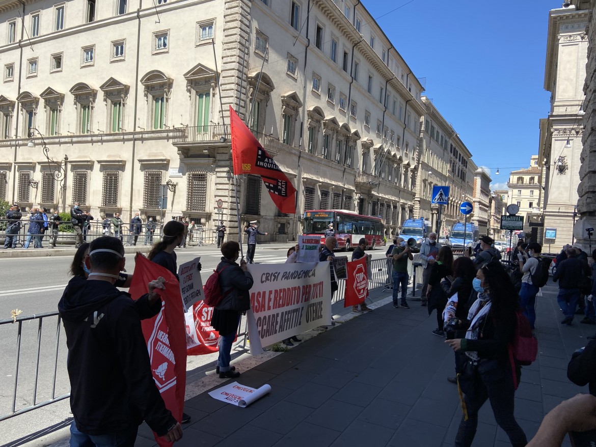 «Casa e reddito», blitz davanti al Parlamento