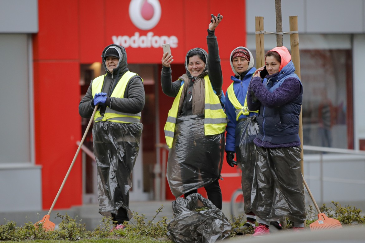 In Romania sanitari a mani nude contro l’epidemia