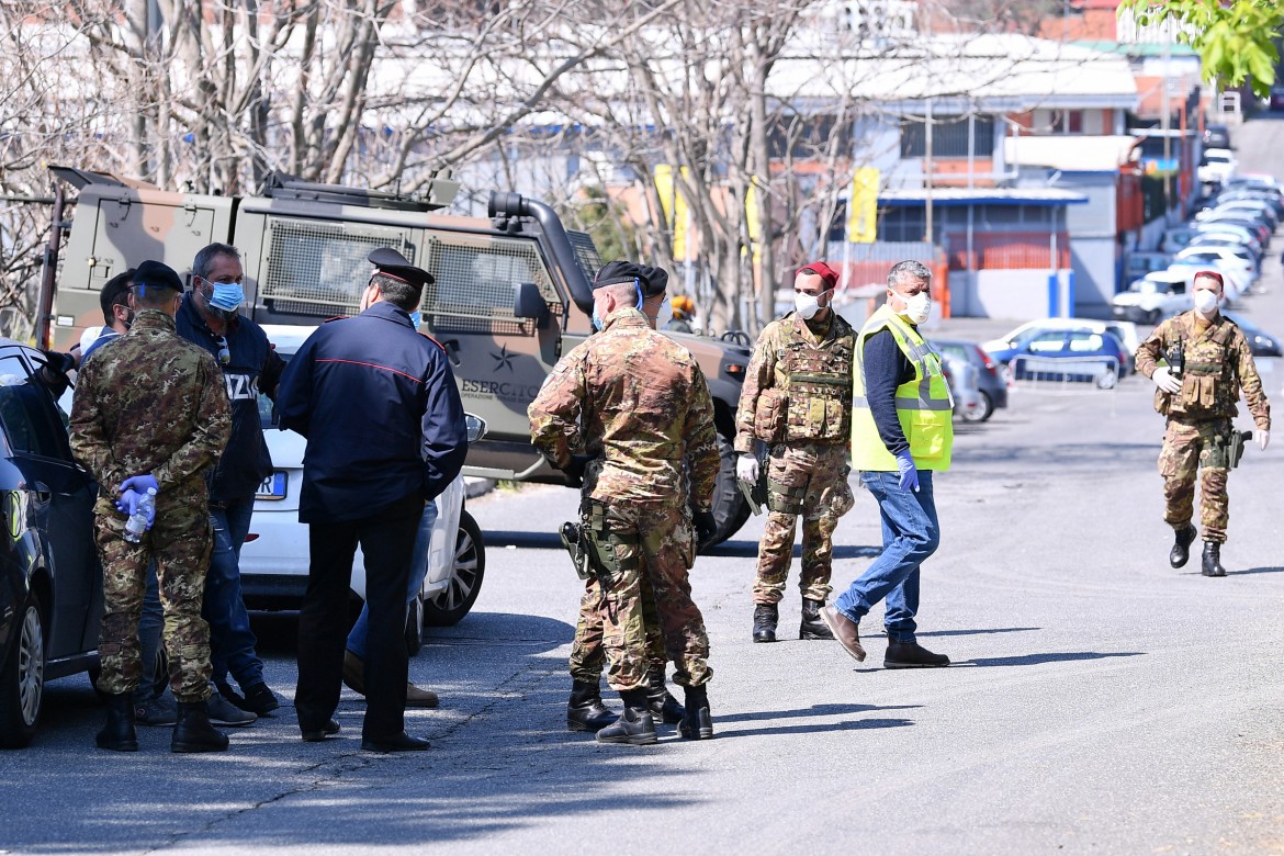 A Palazzo Selam mandano l’esercito: l’occupazione isolata e circondata