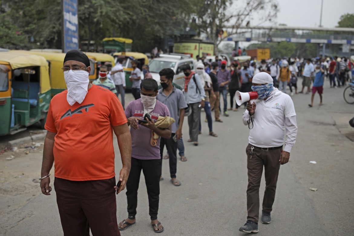 Modi si defila, l’India riapre in ordine sparso